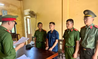 ‘Hợp tác’ khai thác vàng trái phép, hai đối tượng bị tạm giam