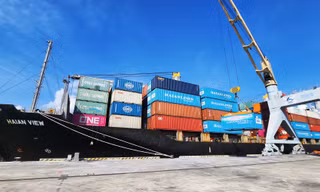 Lần đầu tiên mở tuyến dịch vụ vận tải container nội địa đến cảng Chân Mây