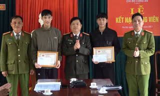 Khen thưởng hai nam thanh niên trả lại 100 triệu đồng cho người đánh rơi