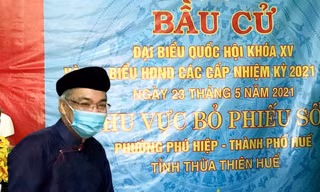 Ông Ngô Hòa - nguyên Phó Chủ tịch UBND tỉnh TT-Huế, nghiêm cẩn trong trang phục áo dài truyền thống khi đi bầu cả.