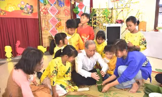 Ông Phan Ngọc Thọ cùng gói bánh chưng với những học sinh có hoàn cảnh đặc biệt của TP Huế