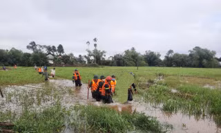 Hai cậu cháu ở TT-Huế bị lũ cuốn tử vong khi từ trường học về nhà