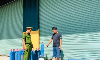 Phát hiện xe tải chở gần 2 tạ khí cười lưu thông trên Quốc lộ 1