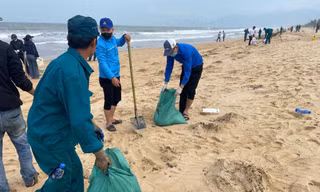 Huế hoàn thành xử lý thu gom hàng trăm tấn dầu vón cục trôi dạt vào bờ biển