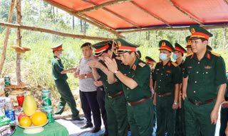 Trung tướng Trần Võ Dũng - Bí thư Đảng ủy, Chính ủy Quân khu 4 và đoàn cán bộ Quân khu dâng hương tưởng niệm 13 liệt sĩ tại Tiểu khu 67