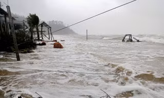 Nước biển dâng cao, triều cường bất thường phá nát nhiều hàng quán, công trình ven biển TT-Huế
