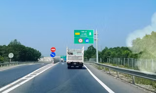 Lắp camera phạt nguội, tăng dày biển báo đảm bảo an toàn giao thông tuyến cao tốc Cam Lộ - La Sơn