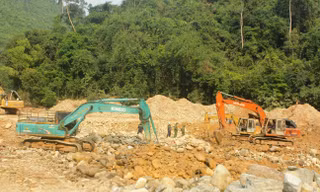 Máy móc làm việc với công suất tối đa để đẩy nhanh công tác tìm kiếm người mất tích ở Rào Trăng 3.