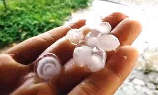Mưa đá kích thước lớn hiếm thấy liên tiếp dội xuống vùng núi TT-Huế
