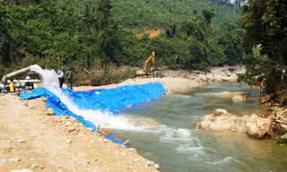 Nắn chỉnh dòng, hút cạn nước sông Rào Trăng để tìm kiếm nạn nhân mất tích.
