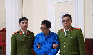 Đình chỉ sinh hoạt Đảng đối với Giám đốc Đại học Huế