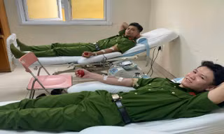 Nghĩa cử đẹp của 3 chiến sĩ trẻ Công an TP Huế