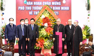 Phó Thủ tướng Thường trực Chính phủ Phạm Bình Minh tặng hoa chúc mừng giáng sinh và năm mới 2022
