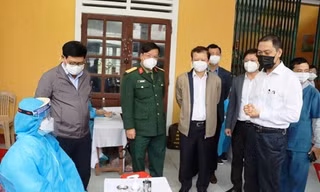 Bí thư Tỉnh ủy TT-Huế Lê Trường Lưu cùng lãnh đạo các sở, ngành chức năng kiểm tra công tác tiêm vắc xin cho người dân