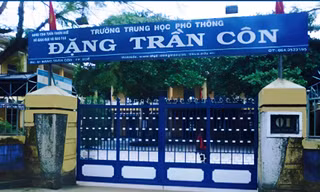 Phê bình hiệu trưởng yêu cầu học sinh đi lao động nếu không tham gia dã ngoại có đóng phí