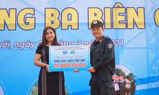 Trao biển tượng trưng tặng công trình khu vui chơi trẻ em tại xã Trung Sơn, huyện biên giới A Lưới, TT-Huế.