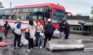 Xe giường nằm lao thẳng dải phân cách, nhiều hành khách hoảng loạn