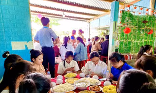 Đoàn viên, thanh niên thổi cơm, nấu chè ‘tiếp sức’ thí sinh