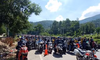 Dòng người chạy xe máy len kín đường giao thông khi qua TT-Huế để về quê ở các tỉnh phía Bắc. Ảnh: MXH