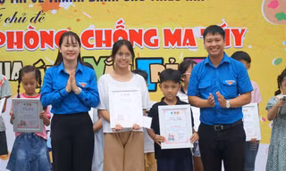 Họa sĩ nhí thi vẽ tranh phòng chống ma túy