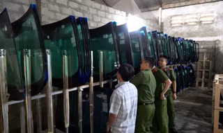 Phá đường dây sản xuất, buôn bán kính xe ô tô giả nhãn hiệu nổi tiếng