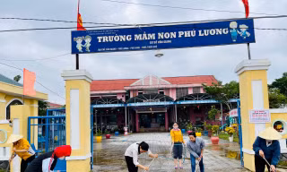 TT-Huế: Giáo viên tất bật dọn bùn, tổng vệ sinh trường lớp sau lũ đón học sinh trở lại