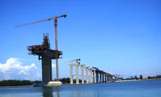 Nhìn gần công trình cầu vượt cửa biển dài nhất miền Trung sắp hợp long