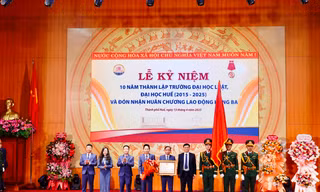 Trường Đại học Luật - Đại học Huế đón nhận Huân chương Lao động hạng Ba