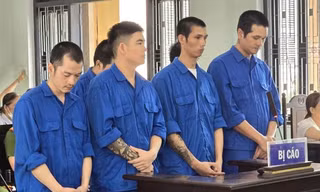 Dùng súng quân dụng, hung khí giải quyết nợ nần gây náo loạn 