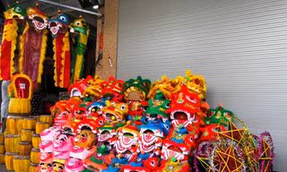 Đầu lân chất đống, treo la liệt ít người hỏi mua tại một cửa hàng trên phố Trần Hưng Đạo, Huế