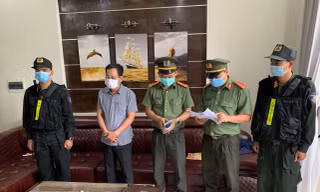 Bị can Trần Xuân Long (thứ hai từ trái sang)