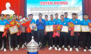 Tỉnh Đoàn TT-Huế tuyên dương đội bóng đá Đại học Huế