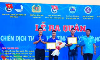 Trao huy hiệu Tuổi trẻ dũng cảm cho cán bộ Đoàn xả thân cứu người 