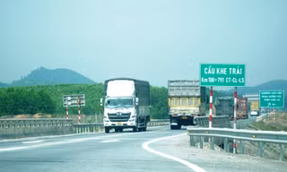 Xe chở hàng nặng không đạt tốc độ tối thiểu không đi lên cao tốc qua TT-Huế