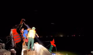 Ứng cứu tàu cá và thuyền viên gặp nạn trên biển Thuận An, TT-Huế.
