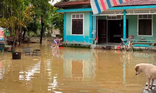 Ngập lụt tại đường Nguyễn Hữu Cảnh, TP Huế. Ảnh: CTV