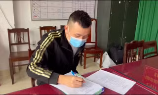 Đối tượng Nguyễn Sĩ Dũng tại cơ quan công an