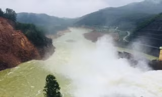 Thủy điện Hương Điền xả nước điều tiết lũ