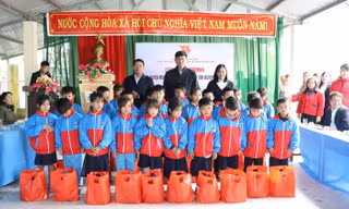 Mang Xuân tình nguyện đến với học sinh và người dân vùng sâu, vùng xa