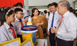 Lan tỏa cổ phục Huế và phần mềm giám sát thi cử: Sản phẩm sáng tạo tiêu biểu của thanh thiếu nhi Huế năm 2024