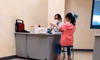 Trung tâm Y tế Hương Trà kiểm tra sức khỏe cho nữ sinh L.T.H. (Ảnh CTV)