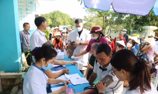Thầy thuốc trẻ, đoàn viên, thanh niên bệnh viện hỗ trợ người dân vùng lũ