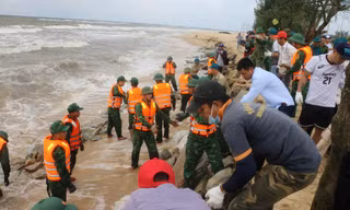 Bờ biển sạt lở dữ dội, lãnh đạo Thừa Thiên Huế chỉ đạo khẩn 