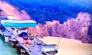 Sạt lở ở phía hạ lưu vai trái đập thủy điện Hương Điền vào mùa mưa lũ năm 2020.