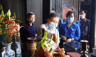 Dâng hương tại Nhà lưu niệm Chủ tịch Hồ Chí Minh kỷ niệm 110 năm Ngày Bác Hồ ra đi tìm đường cứu nước