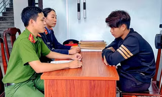 Bắt nhóm côn đồ cầm dao xông vào quán nước chém người