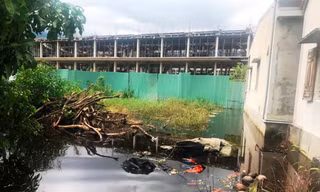 Cận cảnh ‘xóm nước đen’ ngập lụt triền miên do dự án chợ 200 tỷ đồng giữa thị trấn du lịch