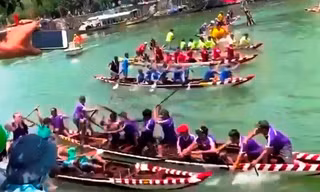 Trao giải ‘fair play’ cho đội đua dùng mái chèo phang đội bạn ngã xuống sông