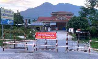 Chợ Nước Ngọt (xã Lộc Thủy) bị phong tỏa từ việc làm lây lan dịch bệnh của một tài xế xe tải đến từ Đà Nẵng