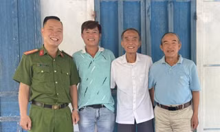 Hai cha con tìm được nhau sau gần 50 năm xa cách
